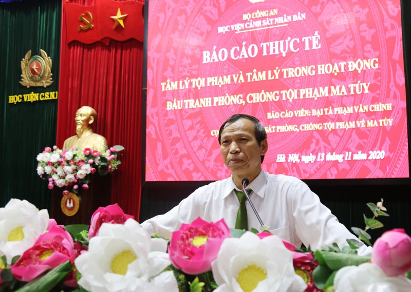 Đại tá Phạm Văn Chình, nguyên Phó Cục trưởng Cục Cảnh sát phòng, chống tội phạm về ma túy, Bộ Công an báo cáo tại hội trường.