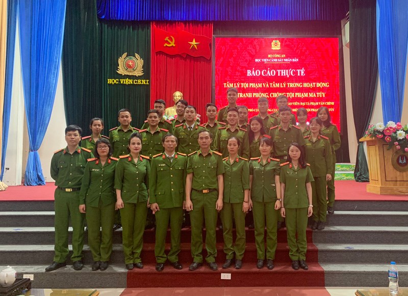 Đại tá Phạm Văn Chình chụp ảnh lưu niệm cùng tập thể giảng viên Khoa Tâm lý
