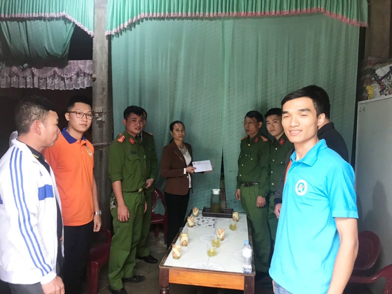 Đoàn thiện nguyện trao tặng những suất quà cho gia đình cán bộ, chiến sĩ Công an huyện Tuyên Hóa, tỉnh Quảng Bình