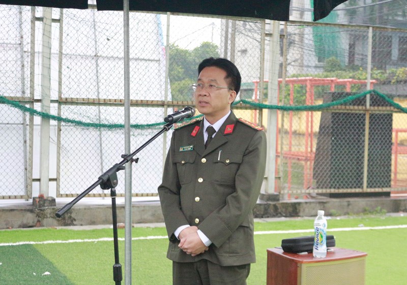 Đại tá Phạm Quang Tuyển - Phó Cục trưởng Cục Tổ chức cán bộ phát biểu tại buổi giao lưu
