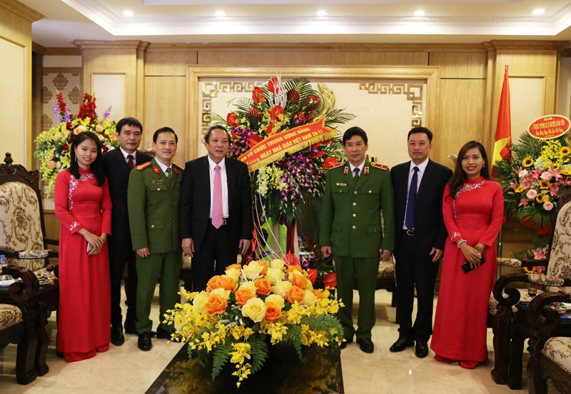 Đồng chí Hoàng Đăng Quang - Phó trưởng Ban Tổ chức Trung ương chúc mừng tập thể Ban Giám đốc và cán bộ, giảng viên Học viện