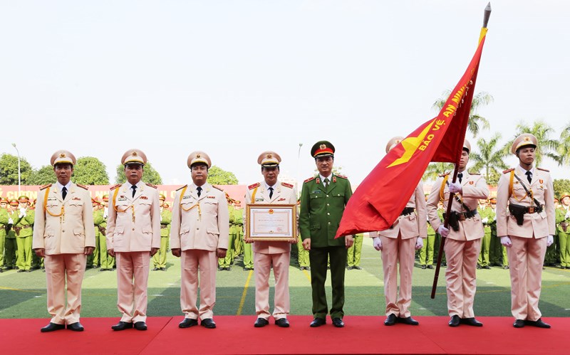 Thứ trưởng Nguyễn Duy Ngọc trao Huân chương Bảo vệ Tổ quốc hạng Nhất cho Học viện CSND