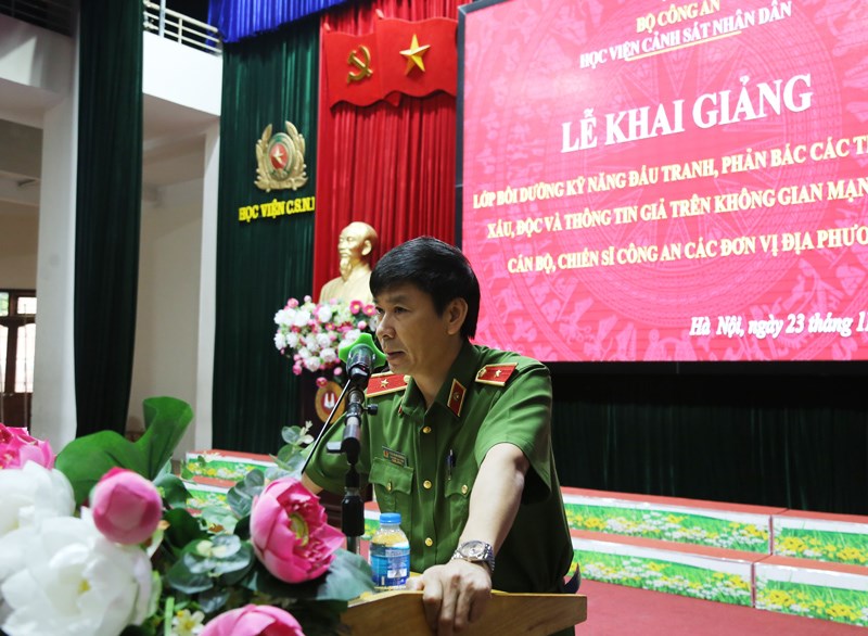 Thiếu tướng, GS.TS Trần Minh Hưởng - Bí thư Đảng uỷ, Giám đốc Học viện phát biểu khai giảng lớp tập huấn