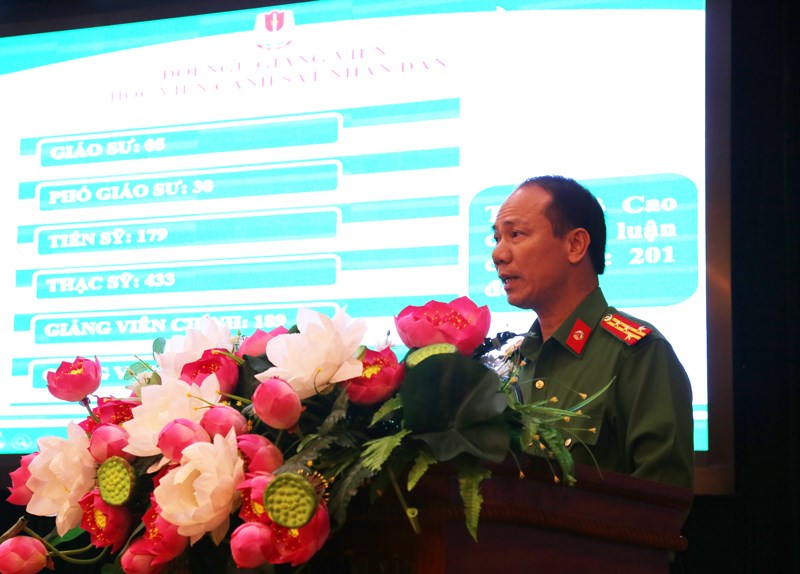 Đại tá, TS Trần Quang Huyên trình bày báo cáo sơ kết 03 năm thí điểm đào tạo và xác nhận trình độ cao cấp lý luận chính trị (2018 - 2020) tại Học viện