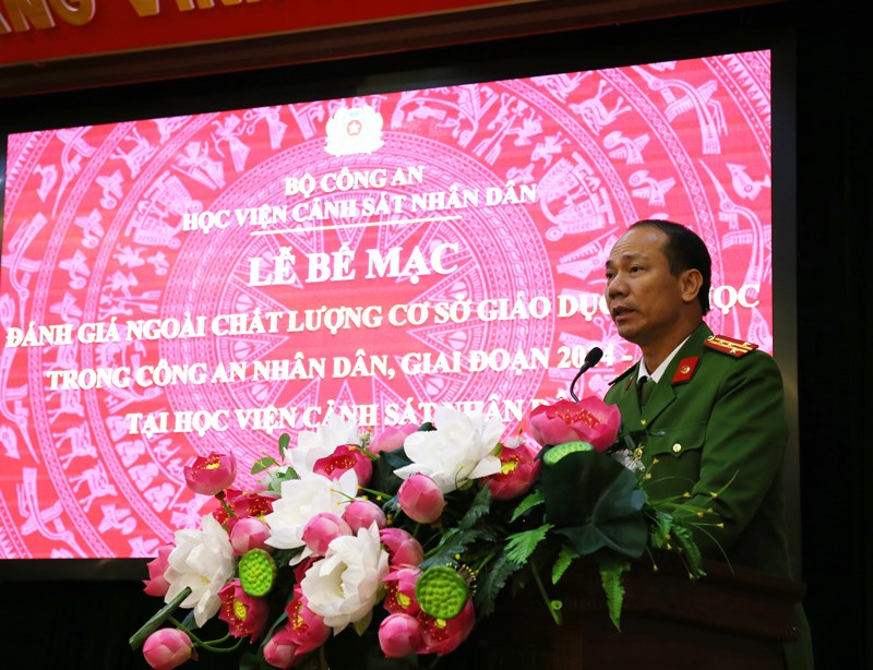 Đại tá, TS Trần Quang Huyên, Phó Giám đốc Học viện phát biểu tại lễ bế mạc