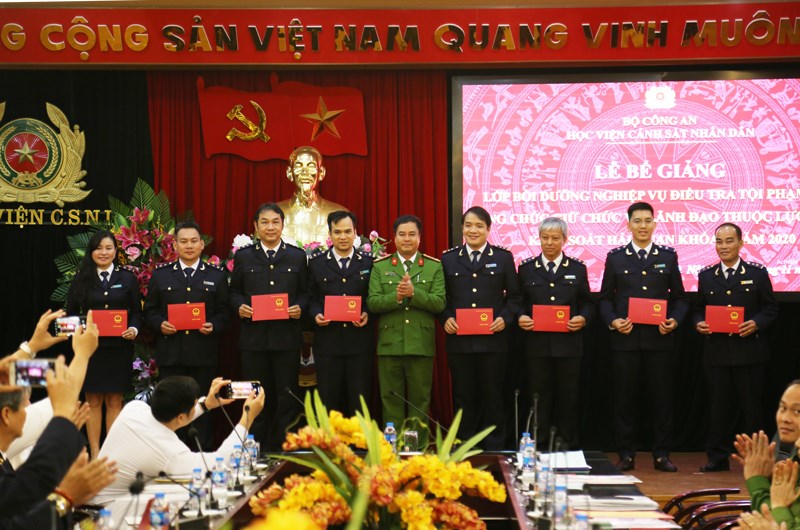 Đại tá, PGS.TS Phạm Công Nguyên, Phó Giám đốc Học viện trao chứng chỉ hoàn thành Lớp bồi dưỡng cho các học viên