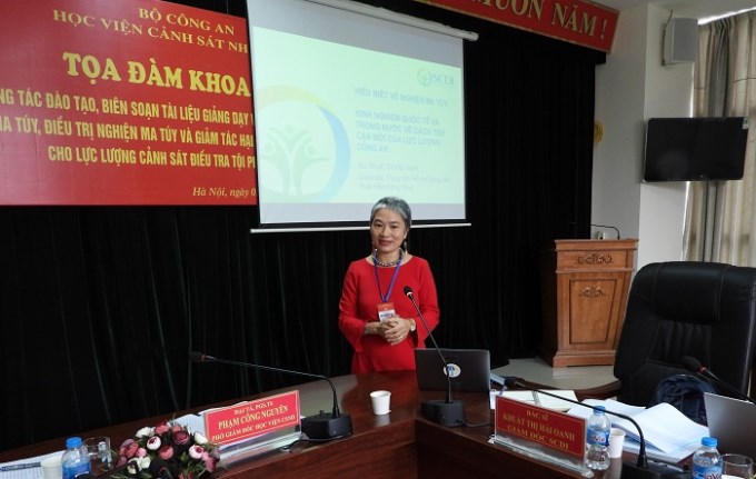 Bác sĩ Khuất Thị Hải Oanh, Giám đốc Trung tâm Hỗ trợ Sáng kiến phát triển cộng đồng (SCDI) trình bày tham luận tại buổi Tọa đàm
