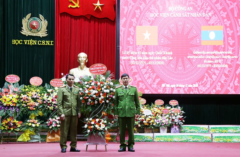 Thiếu tướng, GS.TS Trần Minh Hưởng - Giám đốc Học viện tặng hoa chúc mừng nhân dịp 45 năm ngày Quốc khánh nước CHDCND Lào
