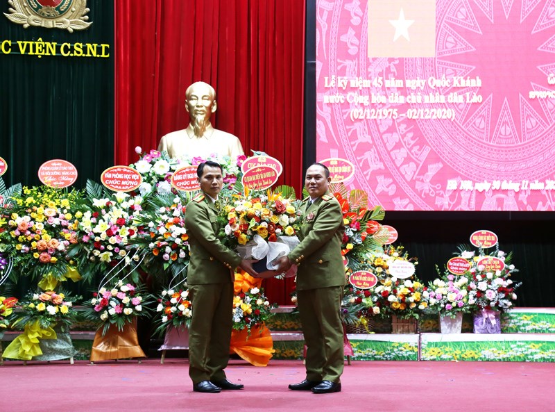 Thượng tá Sakda Xayyasongkham, Phó trưởng Cơ quan đại diện Bộ An ninh Lào tại Việt Nam tặng hoa chúc mừng các học viên Lào