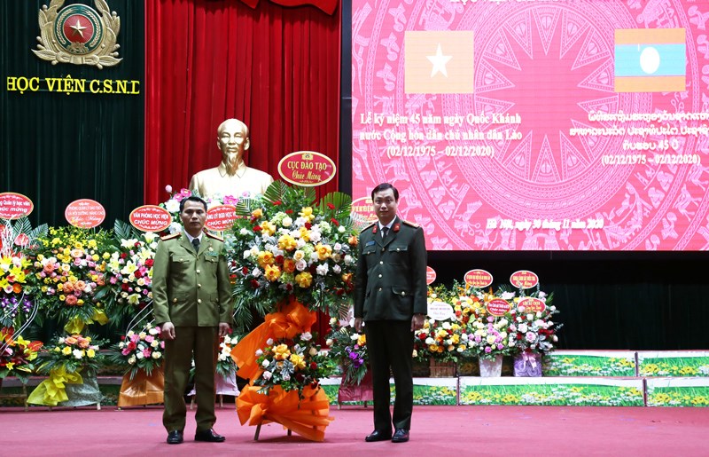 Trung tá, TS Hoàng Đại Nghĩa, Phó Cục trưởng Cục Đào tạo - Bộ Công an chúc mừng các học viên Lào