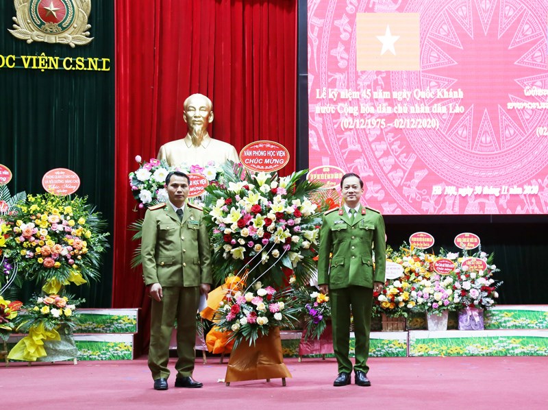 Các đơn vị chức năng thuộc Học viện tặng hoa chúc mừng nhân dịp 45 năm ngày Quốc khánh nước CHDCND Lào