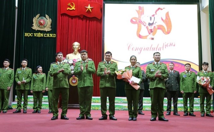 Thượng tá, PGS.TS Nguyễn Minh Hiển, Trưởng Khoa Nghiệp vụ cơ bản trao phần thưởng cho các thí sinh đạt giải Nhất