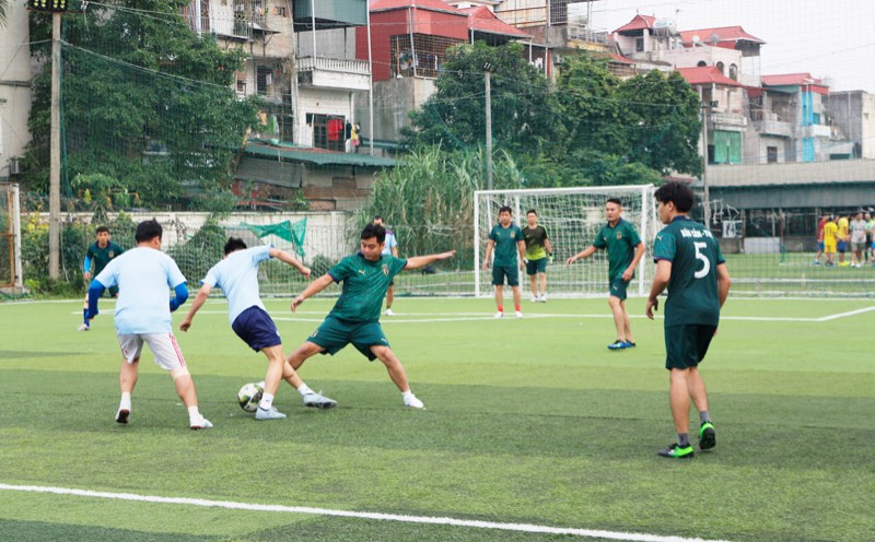 Ngay sau lễ khai mạc là trận thi đấu bóng đá nam giữa đội Hậu cần 1 và Văn phòng Học viện