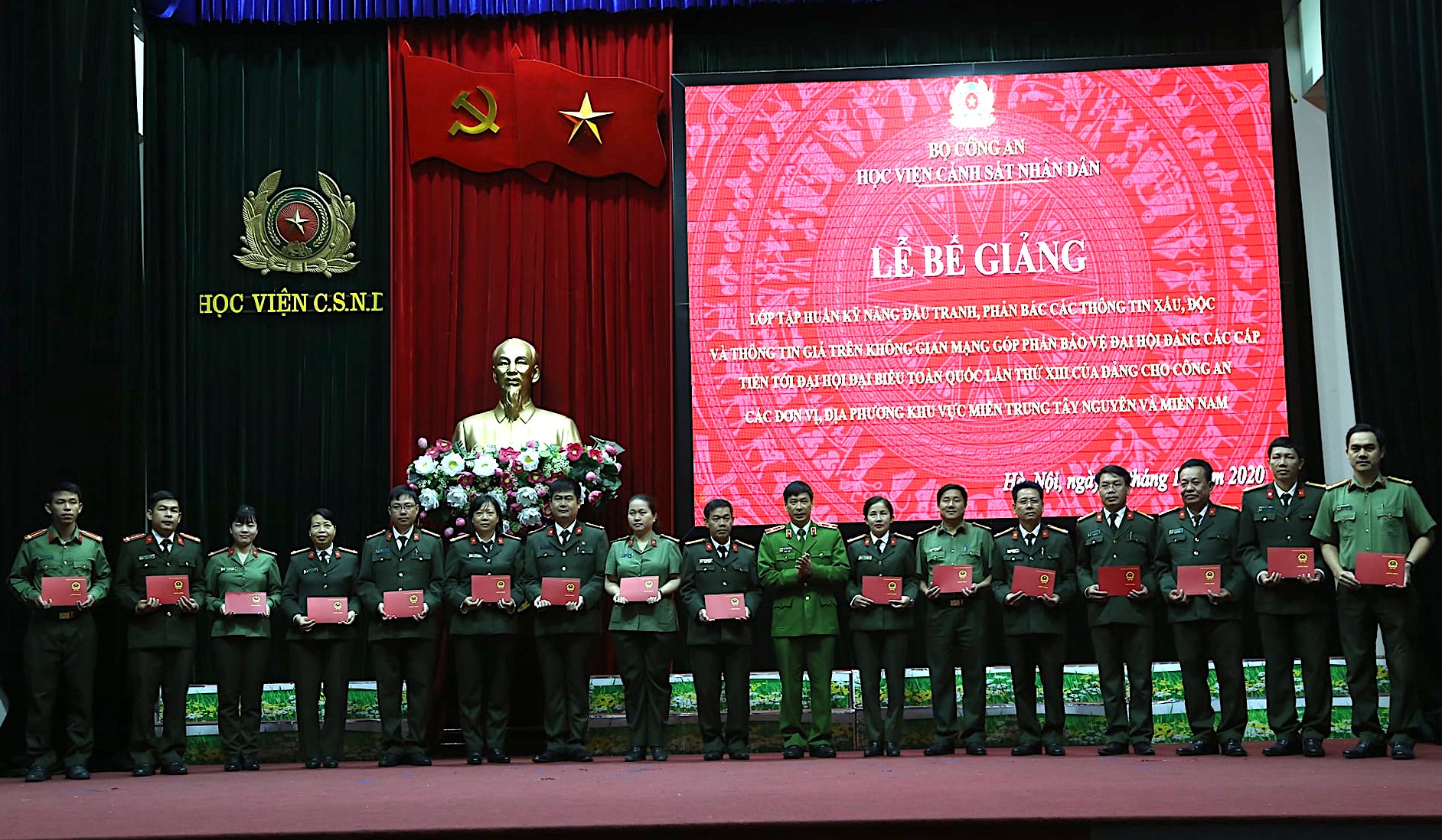 Thiếu tướng, GS.TS Trần Minh Hưởng - Giám đốc Học viện CSNDtrao chứng chỉ cho các học viên
