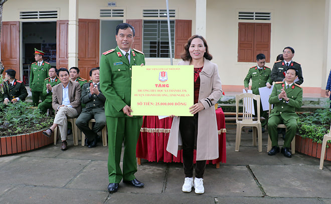 Thiếu tướng Nguyễn Đắc Hoan - Phó Giám đốc Học viện CSND trao quà cho đại diện lãnh đạo trường tiểu học Thanh Lâm và Thanh Hà, huyện Thanh Chương