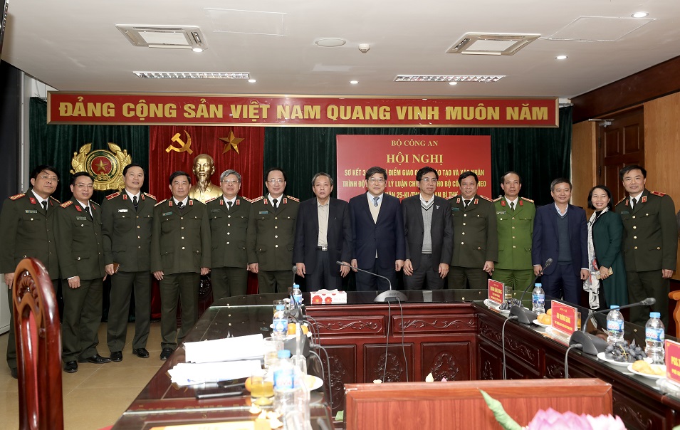 Thứ trưởng Nguyễn Văn Thành cùng các đại biểu tham dự Hội nghị.