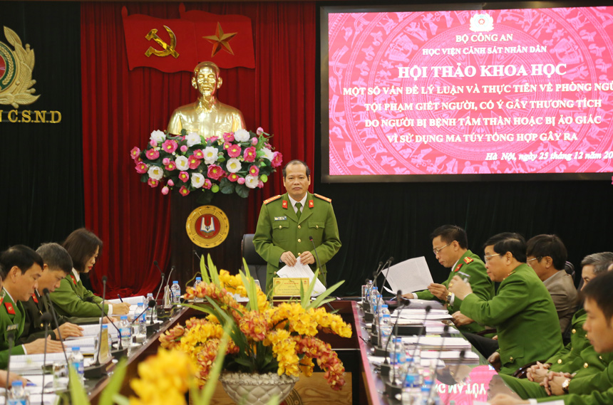Đại tá, PGS.TS Trần Thành Hưng, Phó Giám đốc Học viện điều hành phần tham luận tại Hội thảo