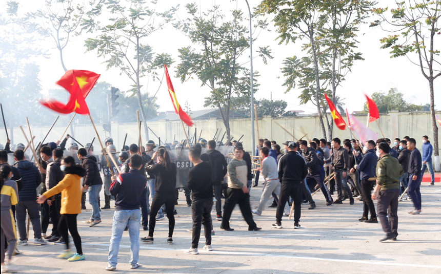 Đội hình Cảnh sát cơ động trong giải quyết đám đông gây mất an ninh trật tự, biểu tình trái pháp luật, bạo loạn