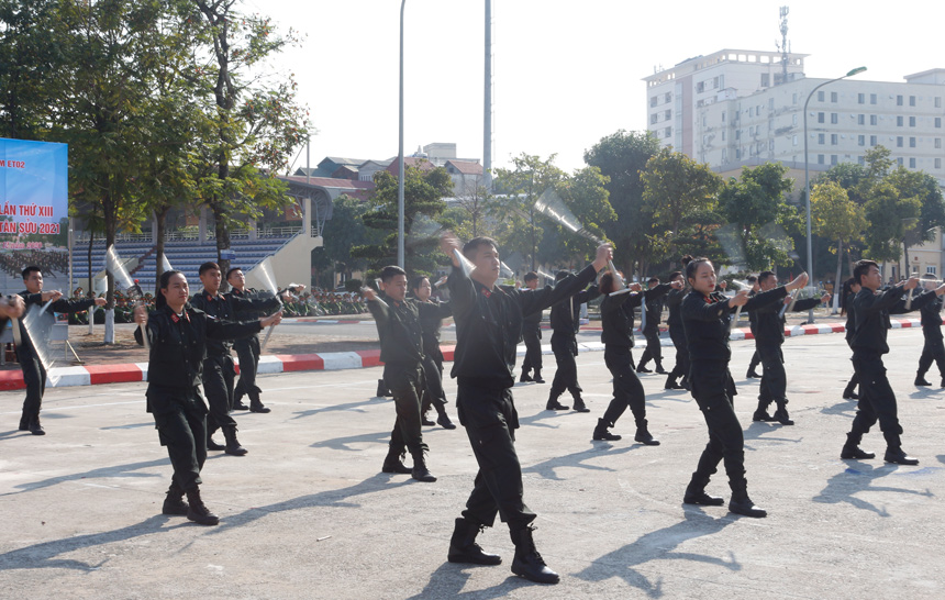 Màn biểu diễn bài quyền côn nhị khúc do  của Trung đoàn Cảnh sát dự bị đặc nhiệm