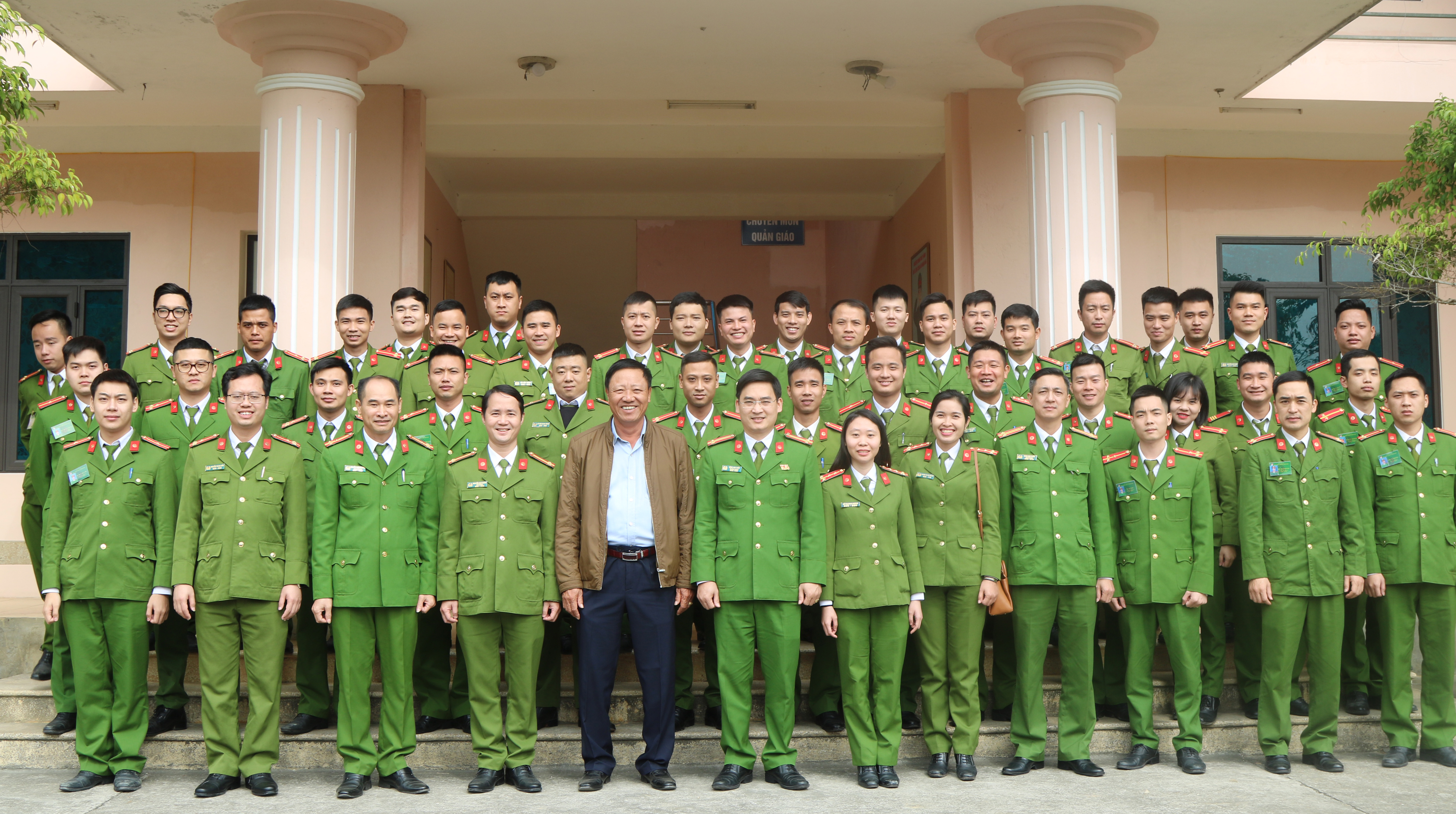 Đoàn thực tế của Học viện CSND chụp ảnh lưu niệm cùng Ban Giám thị , cán bộ, chiến sĩ trại giam Quyết Tiến, Tuyên Quang