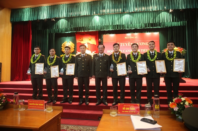 Thứ trưởng Nguyễn Văn Thành với các học viên CAND tốt nghiệp xuất sắc tại nước ngoài