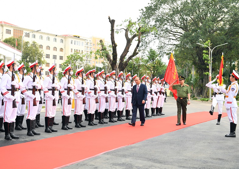 Thủ tướng Chính phủ Nguyễn Xuân Phúc duyệt Đội Danh dự Công an nhân dân.