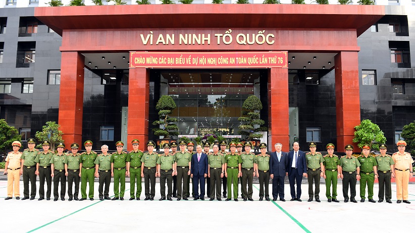 Thủ tưởng Chính phủ Nguyễn Xuân Phúc chụp ảnh lưu niệm cùng các đại biểu.