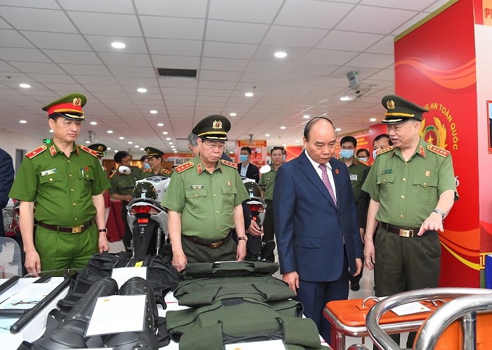 Thủ tướng Chính phủ Nguyễn Xuân Phúc cùng các đại biểu thăm quan các thiết bị an ninh, an toàn trưng bày tại Hội nghị.