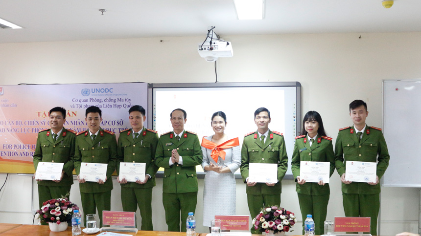 Đại tá, TS Trần Quang Huyên và Bà Nguyễn Nguyệt Minh trao chứng chỉ cho các học viên tham gia khóa tập huấn