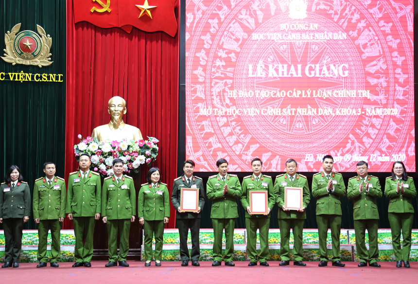 Thiếu tướng, GS.TS Trần Minh Hưởng, Giám đốc Học viện trao quyết định thành lập lớp cho ban cán sự lớp
