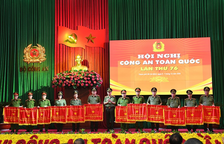 Thừa ủy quyền của Thủ tướng Chính phủ, Bộ trưởng Tô Lâm trao Cờ thi đua của Chính phủ tặng các đơn vị có thành tích xuất sắc.