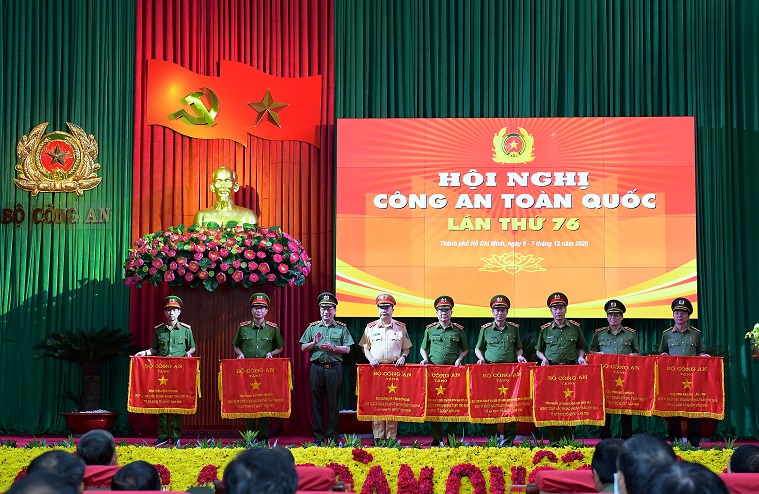 Thứ trưởng Lê Quý Vương; Thứ trưởng Nguyễn Văn Thành trao Cờ thi đua của Bộ Công an tặng các đơn vị có thành tích xuất sắc.