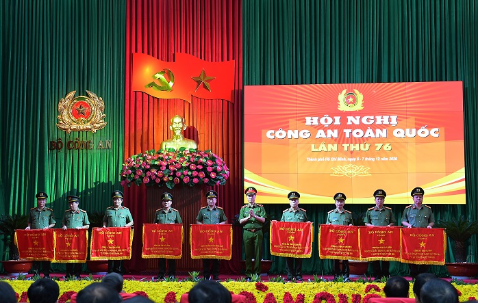 Thứ trưởng Lương Tam Quang; Thứ trưởng Nguyễn Duy Ngọc trao Cờ thi đua của Bộ Công an tặng các đơn vị có thành tích xuất sắc.