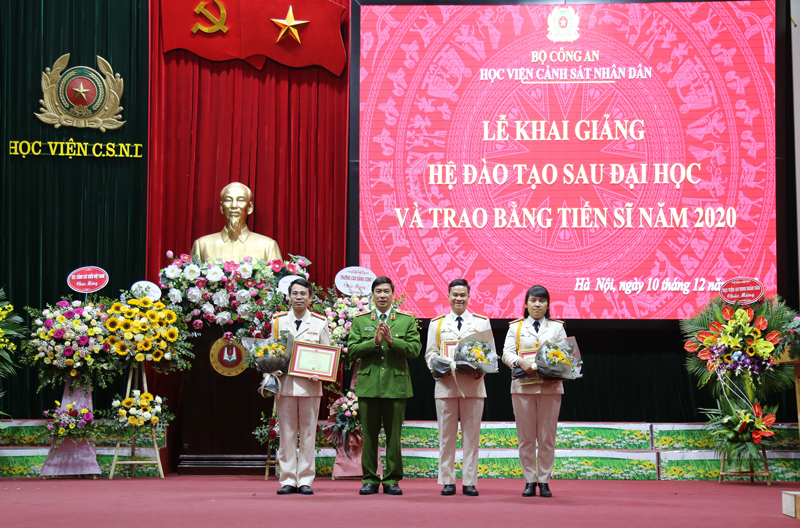 Thiếu tướng, GS.TS Trần Minh Hưởng, Giám đốc Học viện trao giấy khen cho các tân Tiến sĩ