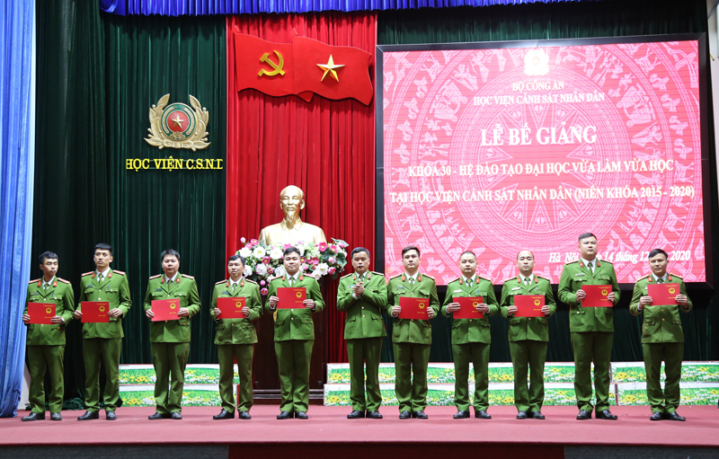 Thiếu tướng, GS.TS Nguyễn Đắc Hoan, Phó Giám đốc Học viện CSND trao Bằng tốt nghiệp cho các tân cử nhân