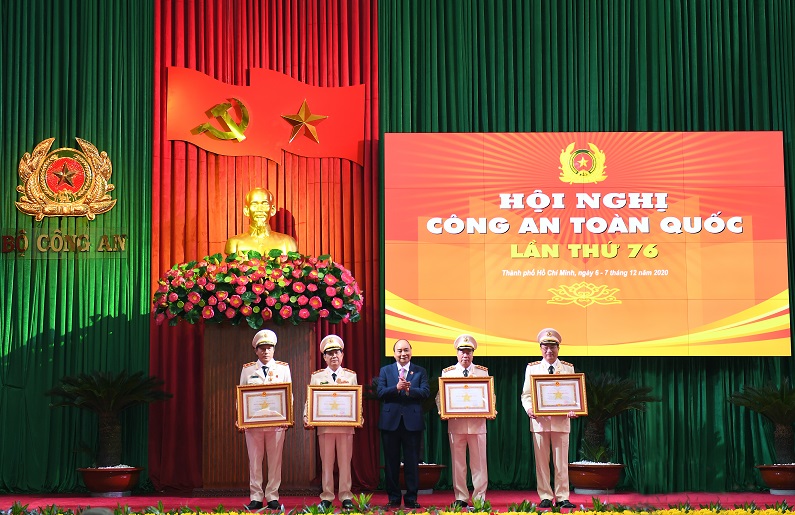 Thay mặt lãnh đạo Đảng, Nhà nước, Thủ tướng Chính phủ Nguyễn Xuân Phúc đã trao Huân chương Quân công tặng các đồng chí lãnh đạo Bộ Công an.