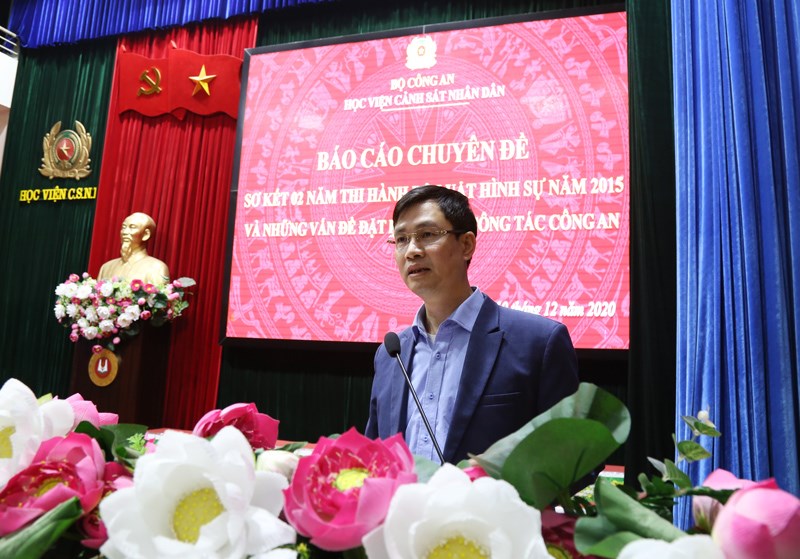 Thượng tá Nguyễn Văn Thịnh, Trưởng phòng 2, Cục Pháp chế và cải cách hành chính, tư pháp, Bộ Công an báo cáo chuyên đề tại Học viện