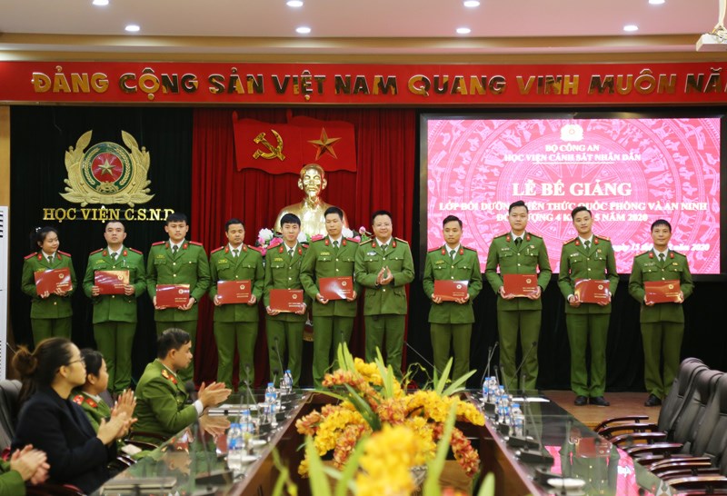 Thừa ủy quyền của đồng chí Giám đốc Học viện, Thiếu tá, TS Bùi Quốc Tuấn, Phó Trưởng phòng Tổ chức cán bộ trao chứng chỉ hoàn thành khóa học cho các học viên