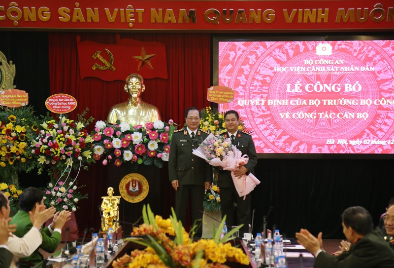 Thượng tướng, PGS.TS Nguyễn Văn Thành chúc mừng Đại tá, PGS.TS Phạm Công Nguyên