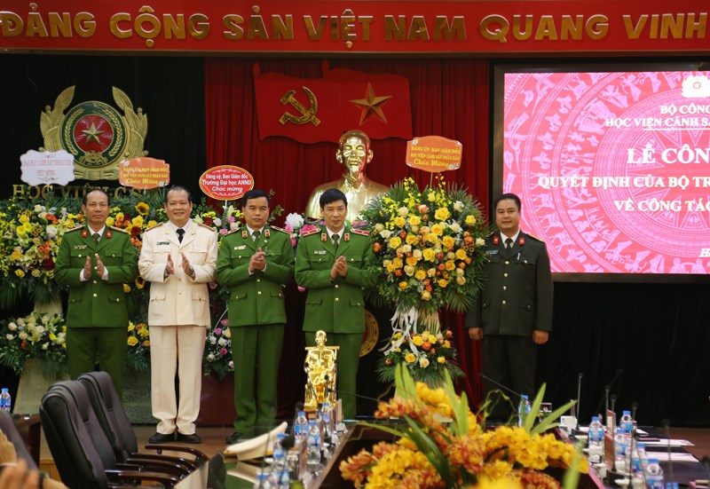 Tập thể Ban Giám đốc Học viện tặng hoa chúc mừng Đại tá, PGS.TS Phạm Công Nguyên