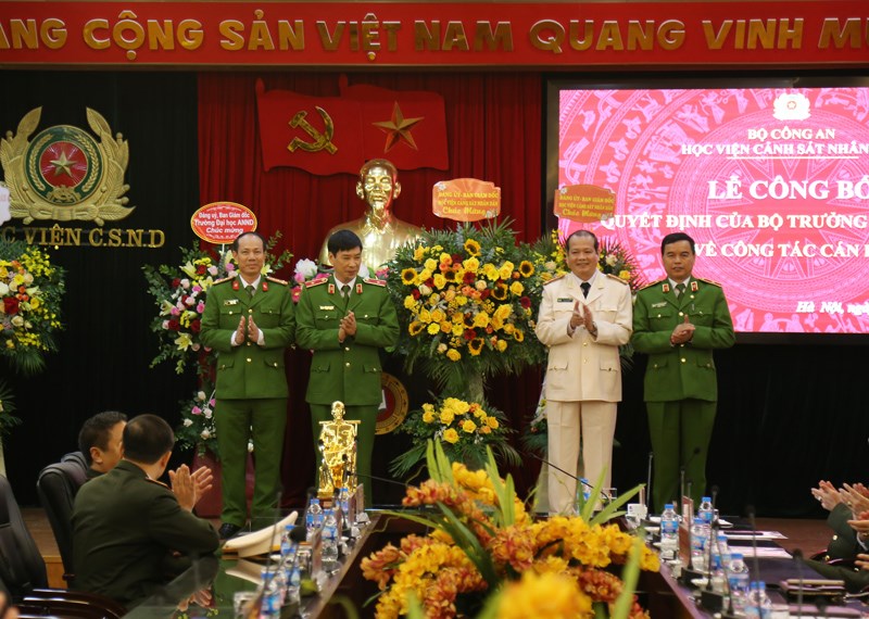 Tập thể Ban Giám đốc Học viện tặng hoa chúc mừng Đại tá, PGS.TS Trần Thành Hưng