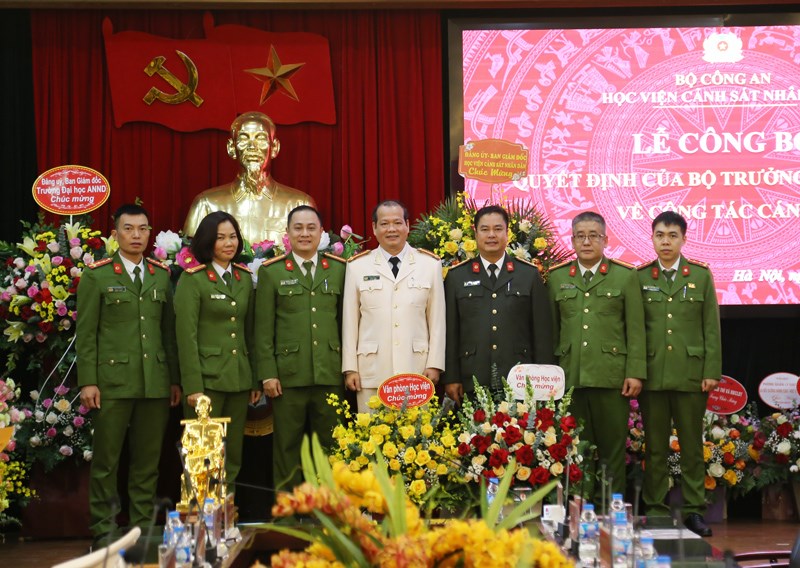 Đại diện các đơn vị chức năng thuộc Học viện tặng hoa chúc mừng Đại tá Phạm Công Nguyên và Đại tá Trần Thành Hưng