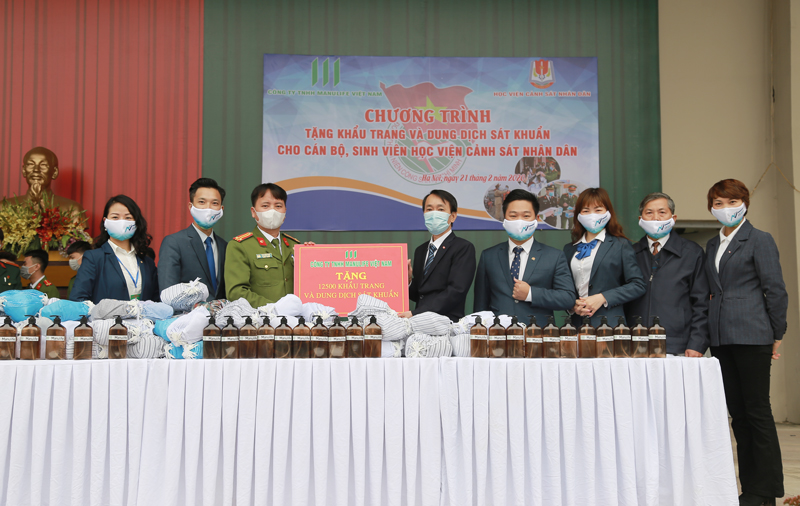 Công ty bảo hiểm nhân thọ Manulife Việt Nam tặng Học viện 12.500 khẩu trang và dung dịch sát khuẩn