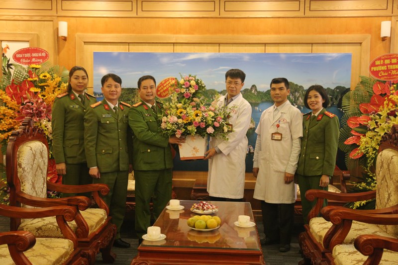 Học viện CSND tặng hoa chúc mừng Bệnh viện Y học cổ truyền - Bộ Công an
