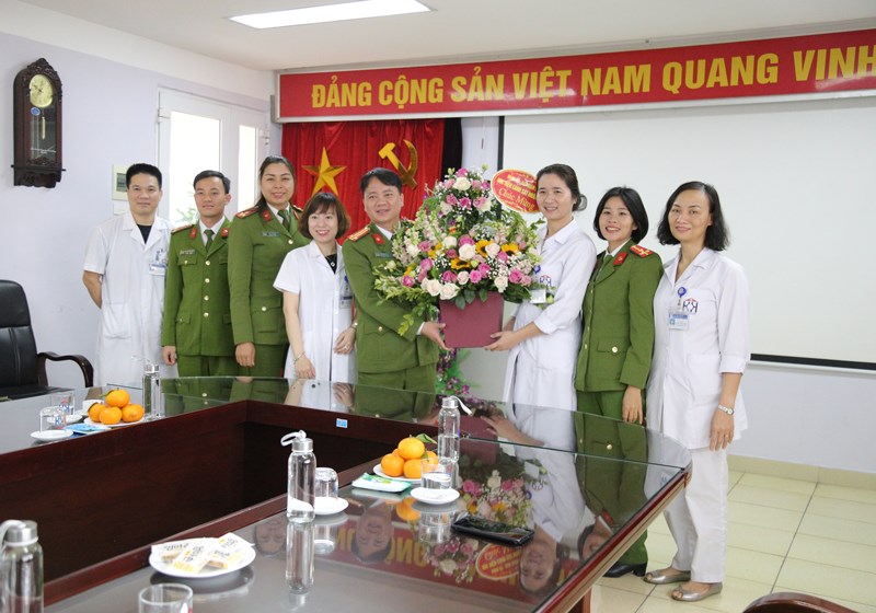 Học viện CSND tặng hoa chúc mừng các y, bác sĩ Bệnh viện ung bướu Hà Nội