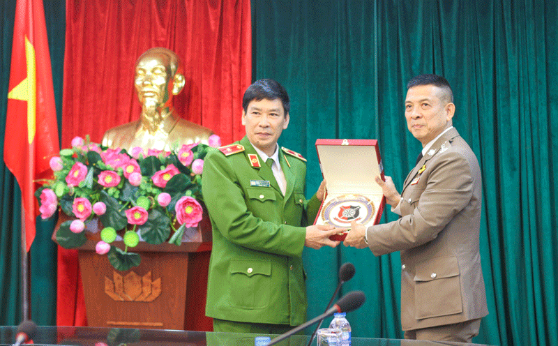 Giám đốc hai Học viện trao tặng phẩm lưu niệm
