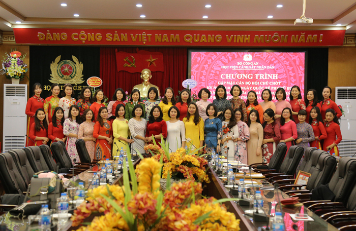 Tập thể nữ cán bộ, hội viên Hội Phụ nữ Học viện hưởng ứng chương trình” Ngày hội áo dài Việt Nam” do Hội Phụ nữ Bộ Công an phát động