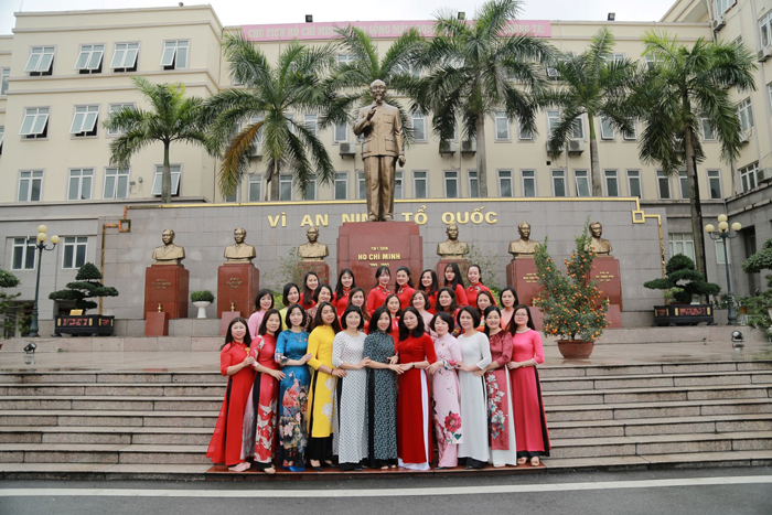 Đại diện các Chi hội trực thuộc Hội Phụ nữ Học viện chụp ảnh lưu niệm tại tượng đài Chủ tịch Hồ Chí Minh