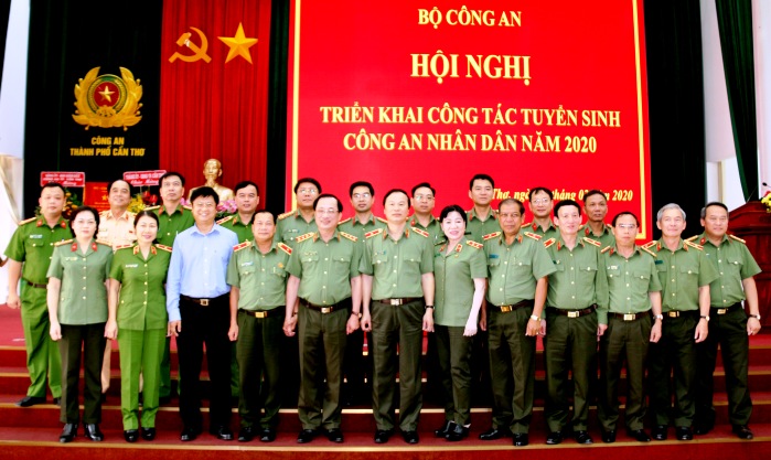 Thứ trưởng Nguyễn Văn Thành cùng các đại biểu tham dự Hội nghị.