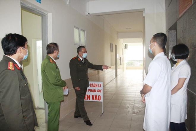 Thiếu tướng Nguyễn Khắc Thủy và đoàn công tác kiểm tra thực tế khu cách ly tại Học viện CSND.